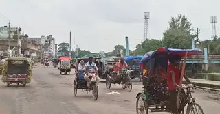 গোপালগঞ্জে কারফিউ: বন্ধ দোকানপাট, সড়কে সীমিতসংখ্যক রিকশা ও হালকা যান